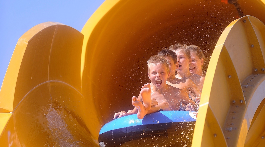 Water World som inkluderer vannpark i tillegg til barn
