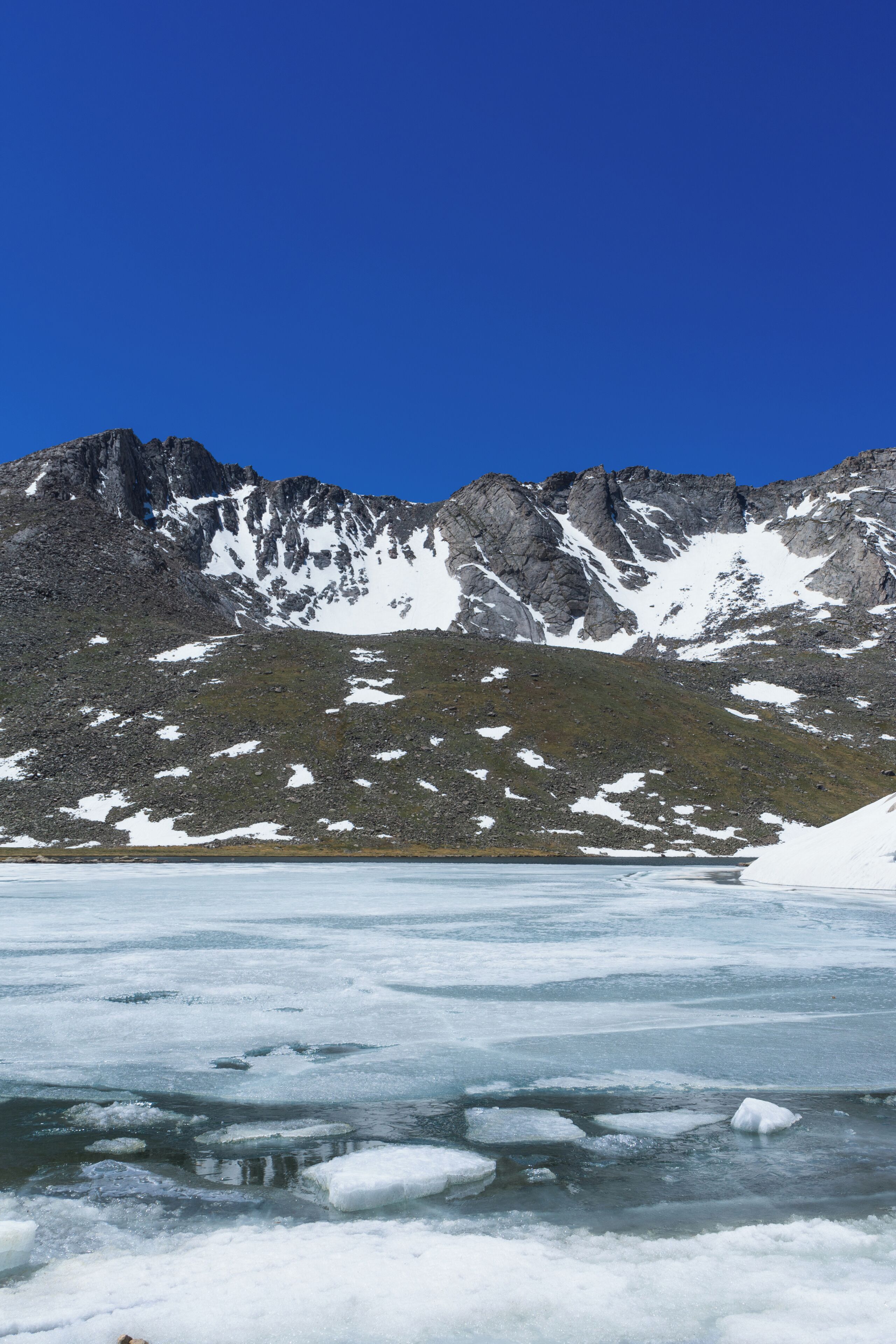 Summit Lake still clinging to winter well into June. This lake nestled below Mount Evans, one of Colorado's 58 Peaks of over 14k feet can be reached via the Mount Evans Road, a must see drive only an hour from downtown Denver. The road winds all the way to just 100ft below Mount Evans' 14,265 summit. #BVSquad #BVSBlue 
