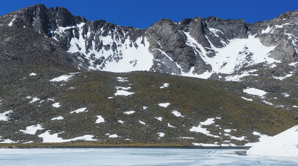 Summit Lake still clinging to winter well into June. This lake nestled below Mount Evans, one of Colorado's 58 Peaks of over 14k feet can be reached via the Mount Evans Road, a must see drive only an hour from downtown Denver. The road winds all the way to just 100ft below Mount Evans' 14,265 summit. #BVSquad #BVSBlue