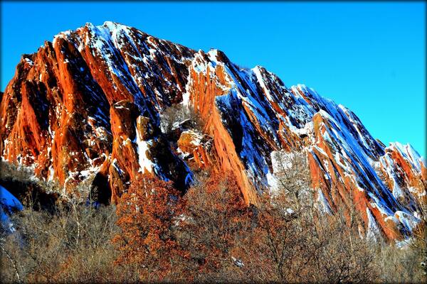 #BestOf5
This park is completely breathtaking year round. There are different paths with varying difficulties.The gorgeous red rock formations jut out all around you, making for an enchanting hike. A seven dollar entrance fee for the day, and no dogs allowed. Well worth the very short drive up from Denver.
The stark contrast of the red rocks and the white snow makes the hike quite colorful.