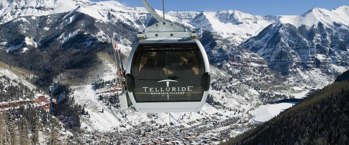 Stazione sciistica di Telluride mostrando montagna, funivia e neve