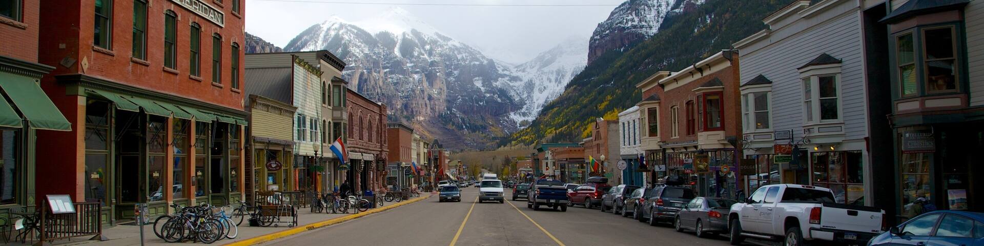 Telluride Ski Resort showing street scenes, a small town or village and mountains