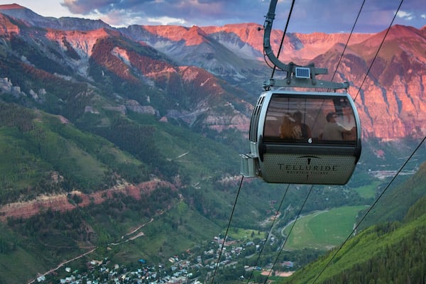 Stazione sciistica di Telluride mostrando vista del paesaggio, tramonto e funivia