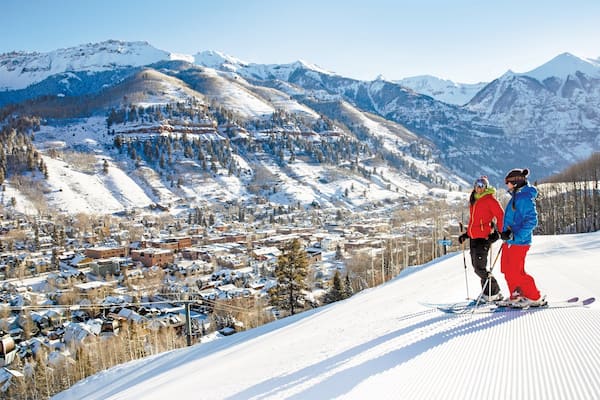 Stazione sciistica di Telluride mostrando piccola città o villaggio, sci e montagna