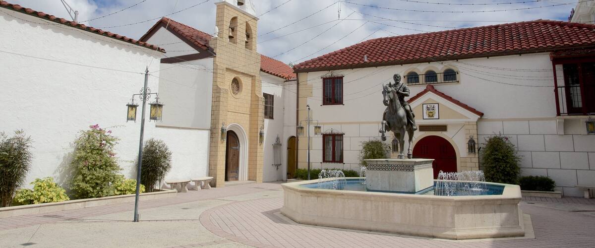 South Florida Museum which includes a fountain, a small town or village and a square or plaza