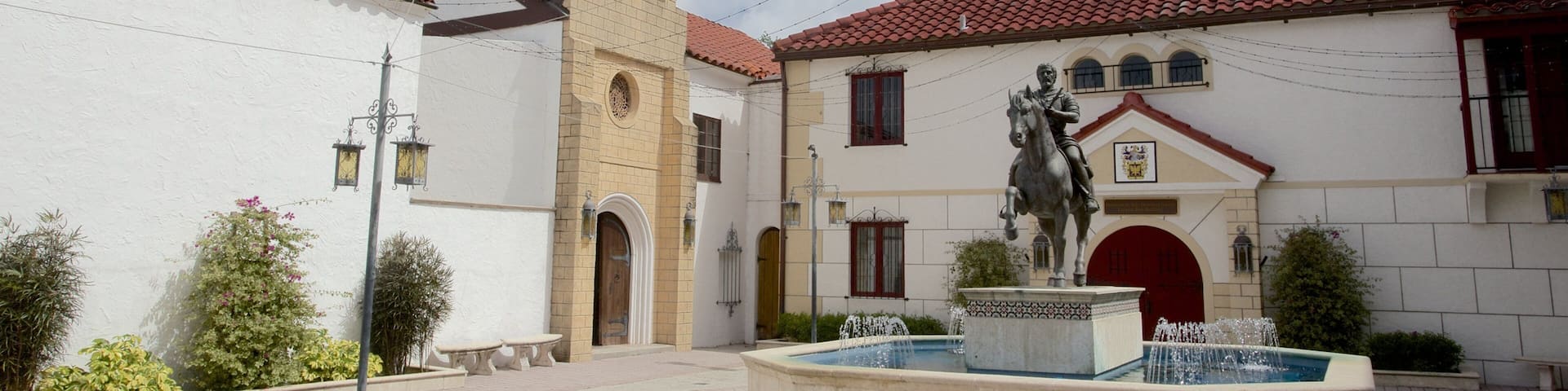 South Florida Museum which includes a fountain, a small town or village and a square or plaza