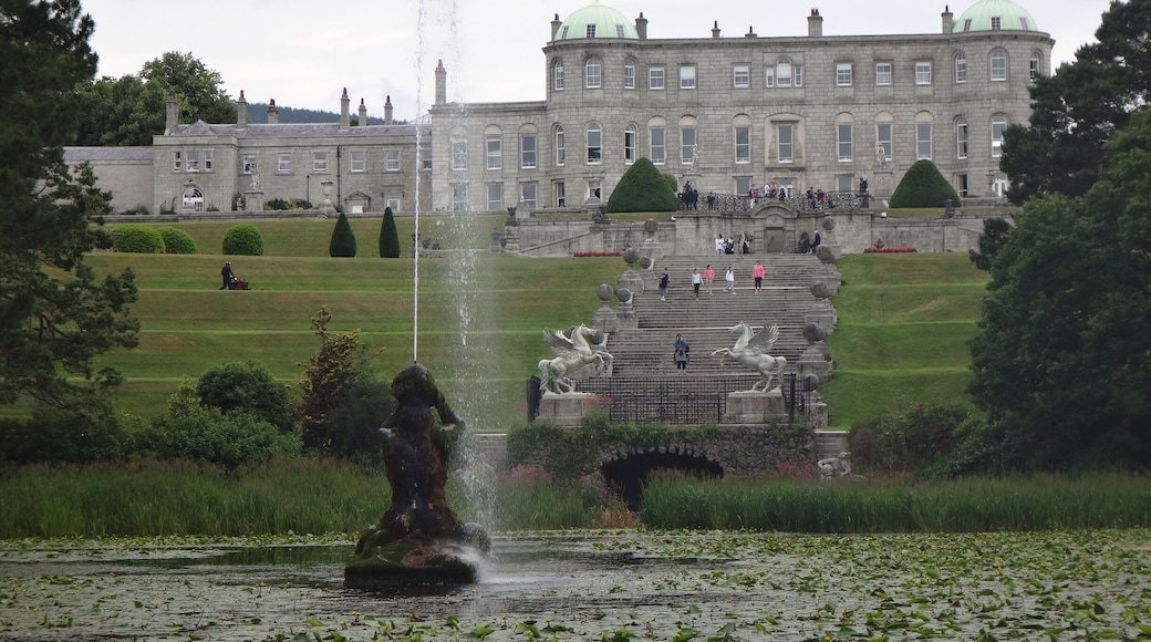 Voted in the top 10 mansions in the world! The surrounding gardens are magnificent 😍