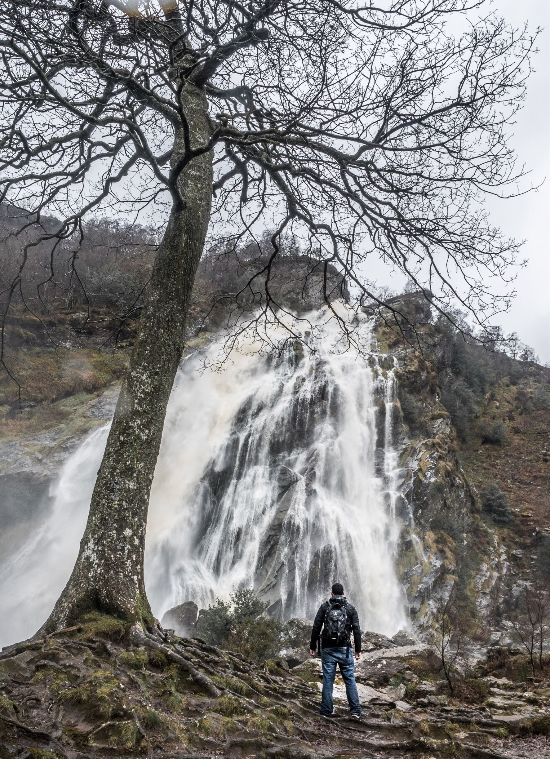 You have to visit the waterfall in bad weather. Then he leads more water and you are almost undisturbed 😉