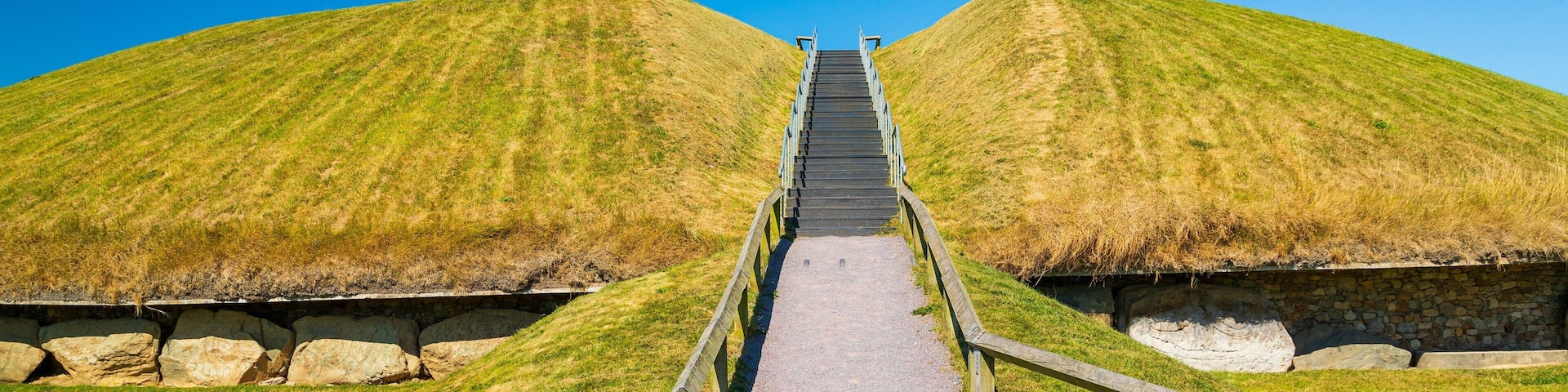 Knowth featuring heritage elements