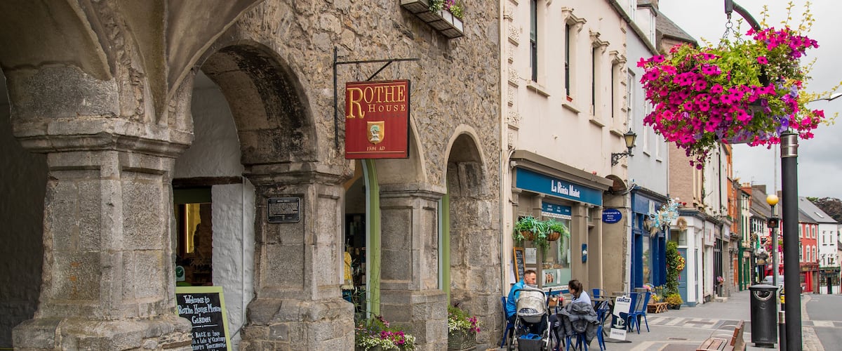 Rothe House featuring outdoor eating, street scenes and a city