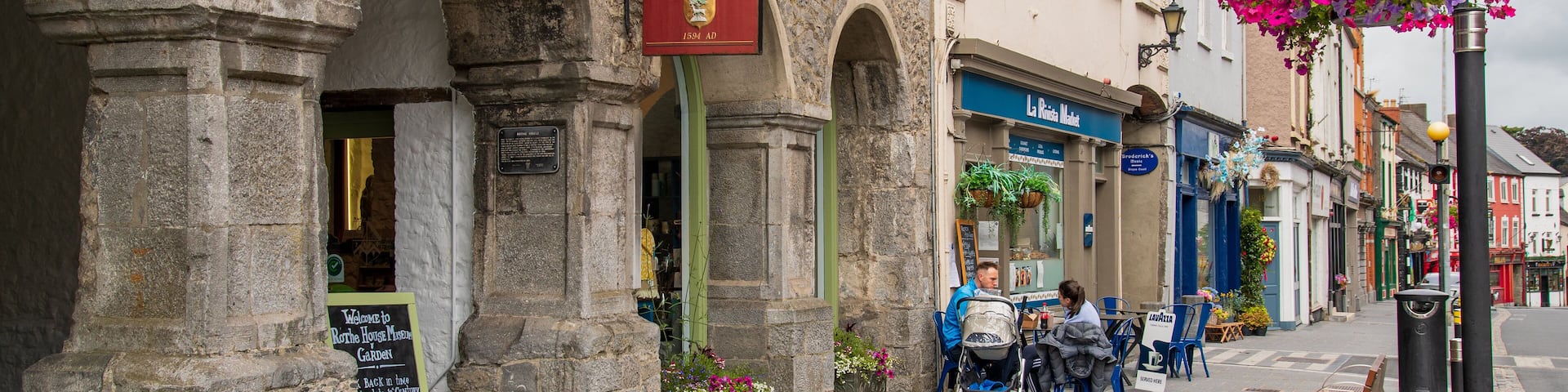 Rothe House featuring outdoor eating, street scenes and a city