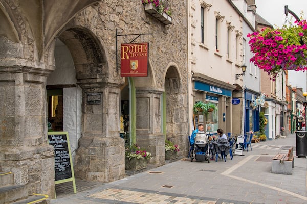 Rothe House featuring outdoor eating, street scenes and a city