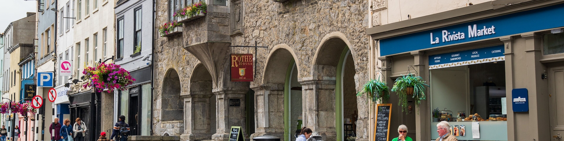 Rothe House showing street scenes and a city