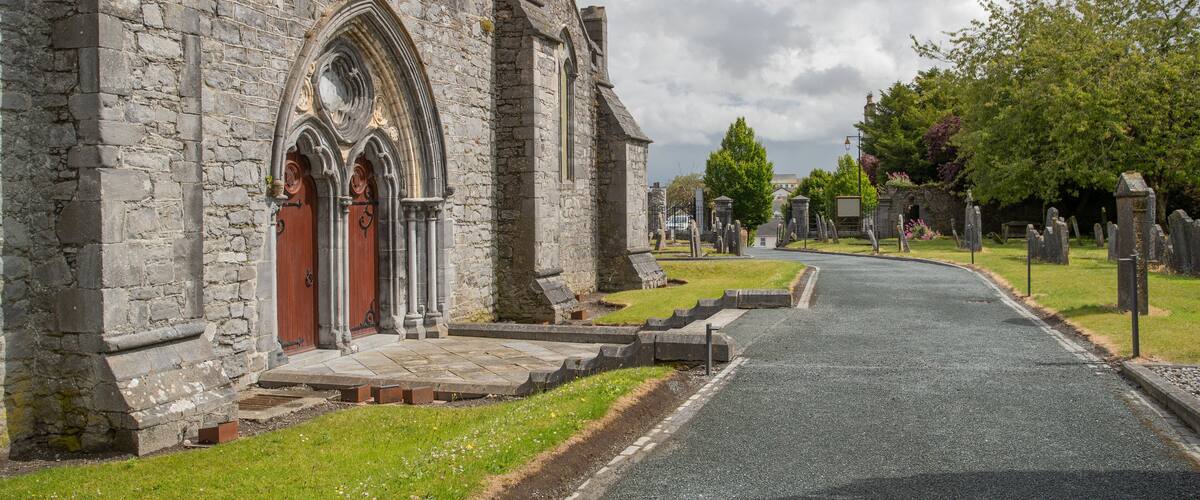 St. Canice\'s Cathedral which includes heritage architecture and a church or cathedral