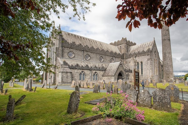 Eine historische Kirche mit einem Friedhof davor.