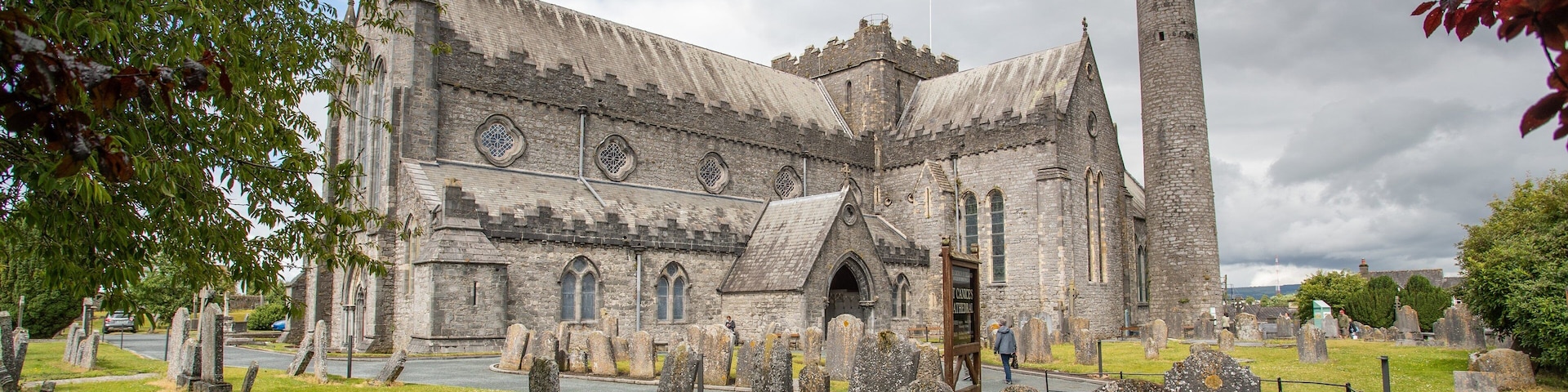 Uma igreja histórica com um cemitério à frente.