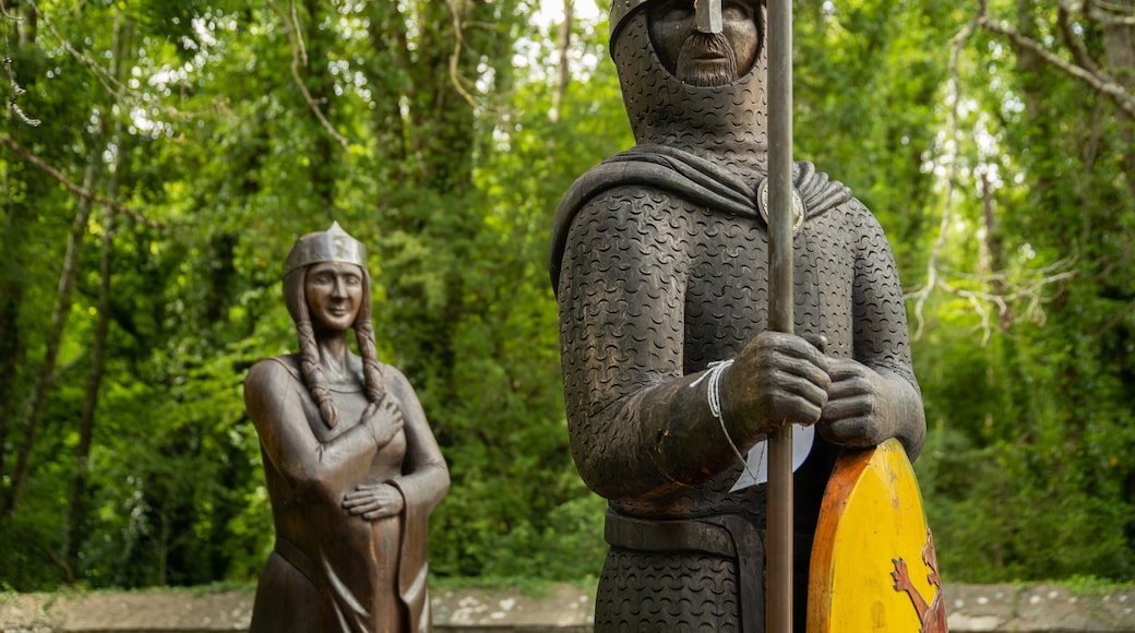 Tintern Abbey showing heritage elements and a statue or sculpture