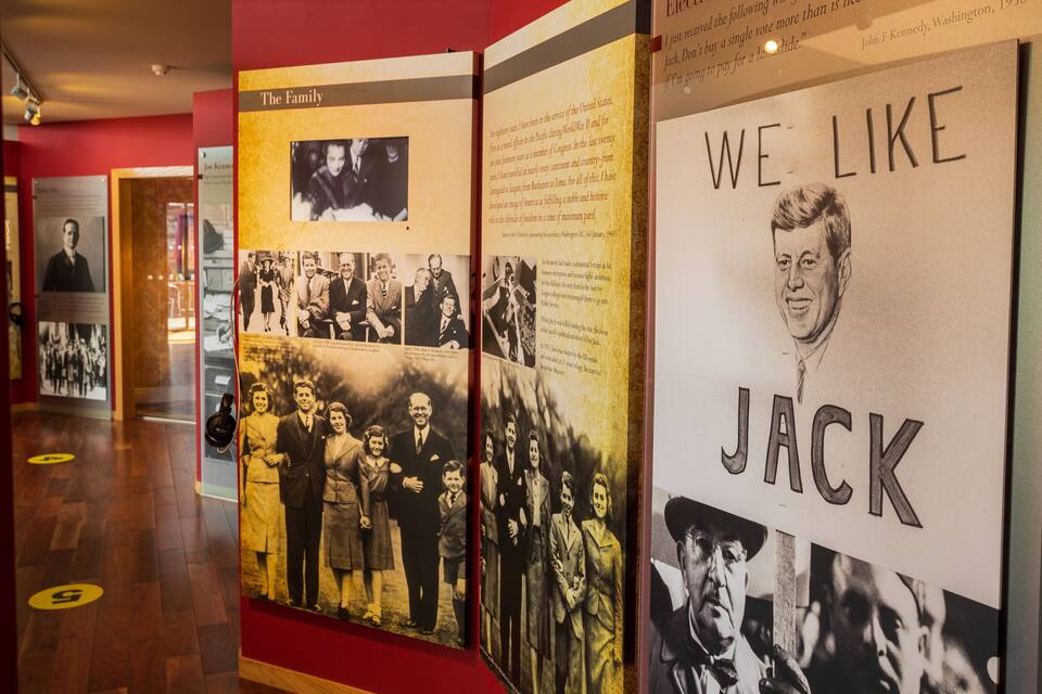 Una exposición de museo con fotografías históricas y paneles informativos.