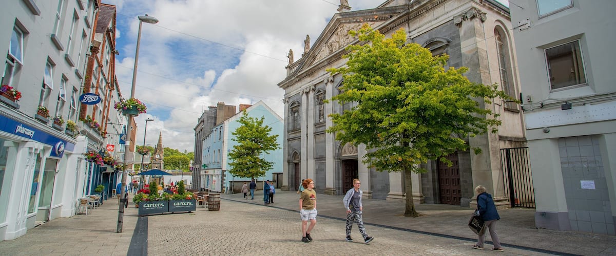 Holy Trinity Cathedral showing heritage architecture and street scenes