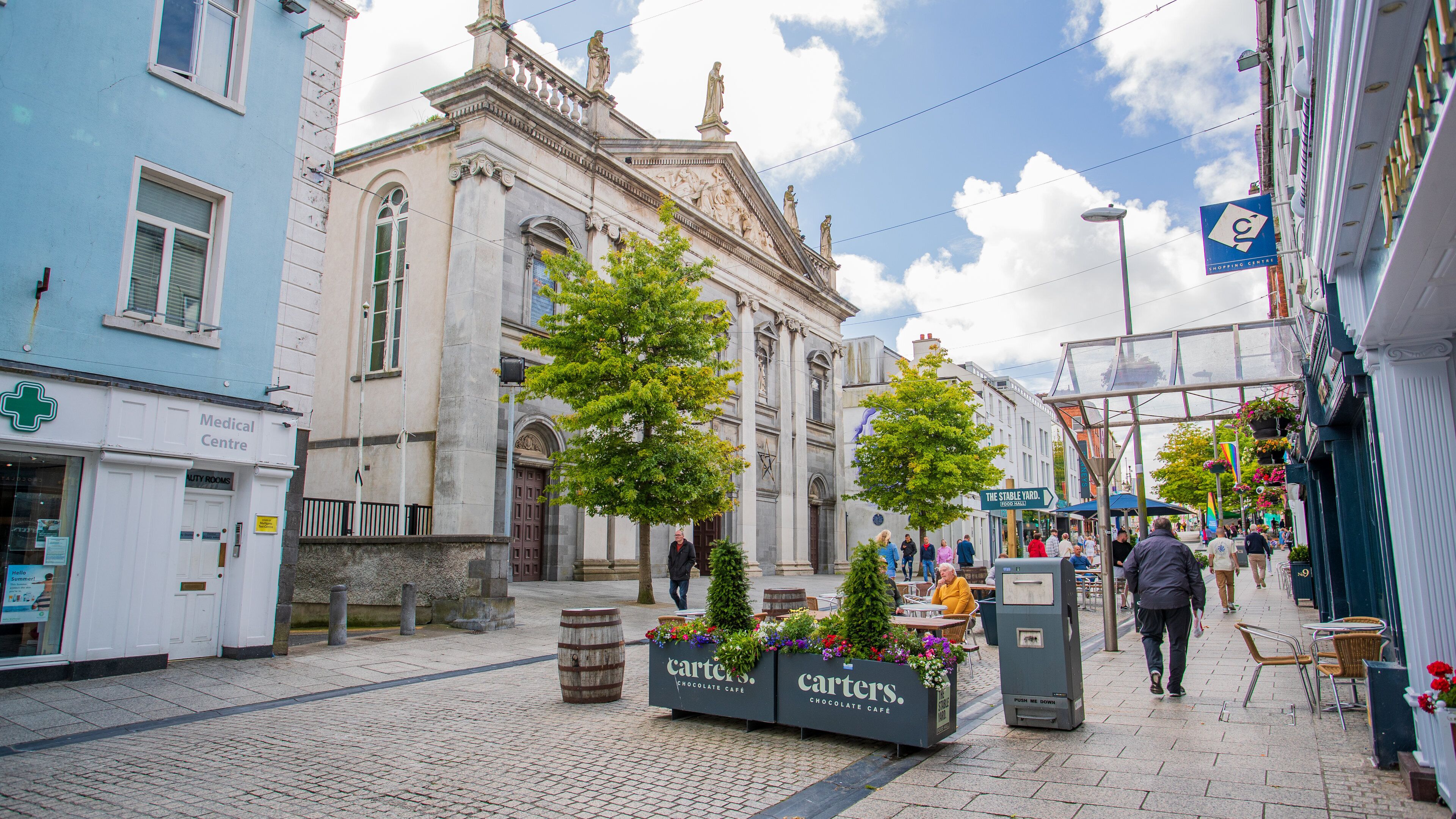 Holy Trinity Cathedral showing heritage architecture and street scenes