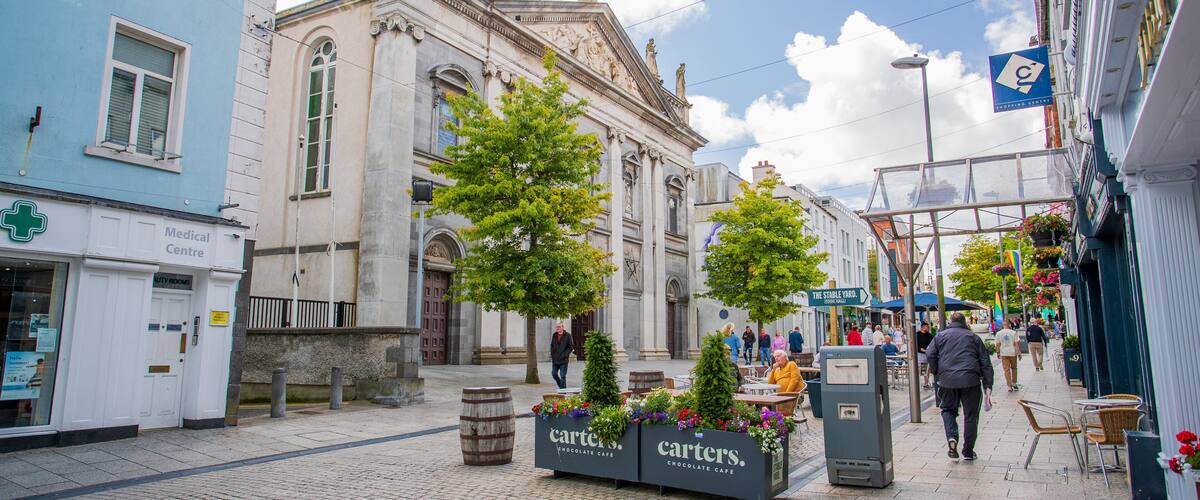 Holy Trinity Cathedral showing heritage architecture and street scenes