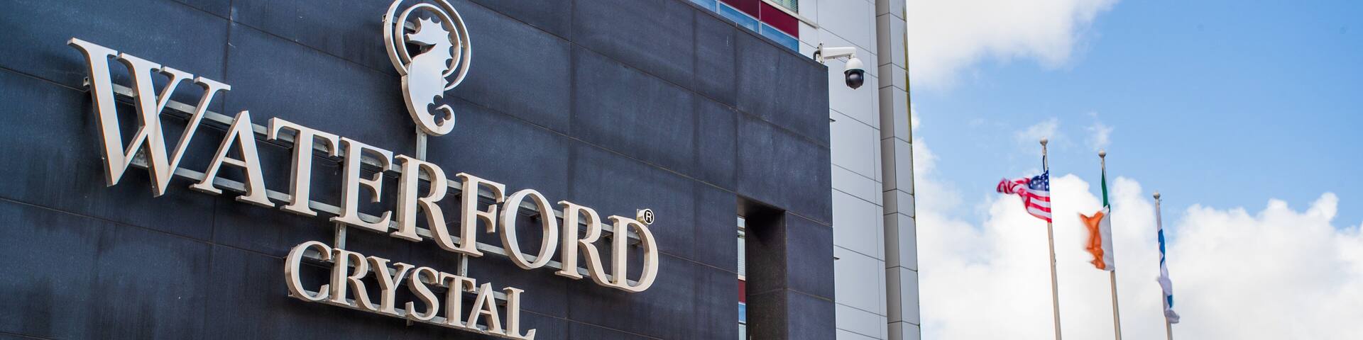 El exterior del edificio de Waterford Crystal, con su nombre bien visible.