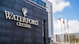 Het uiterlijk van het Waterford Crystal gebouw, met de naam duidelijk zichtbaar.