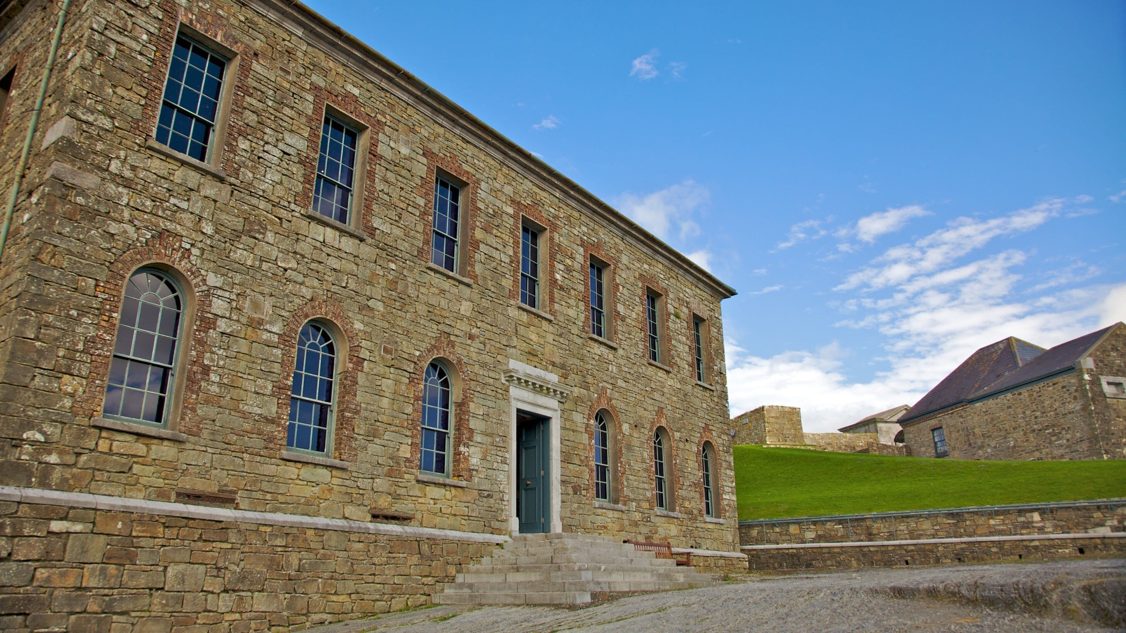 Charles Fort mostrando horizonte y una pequeña ciudad o pueblo