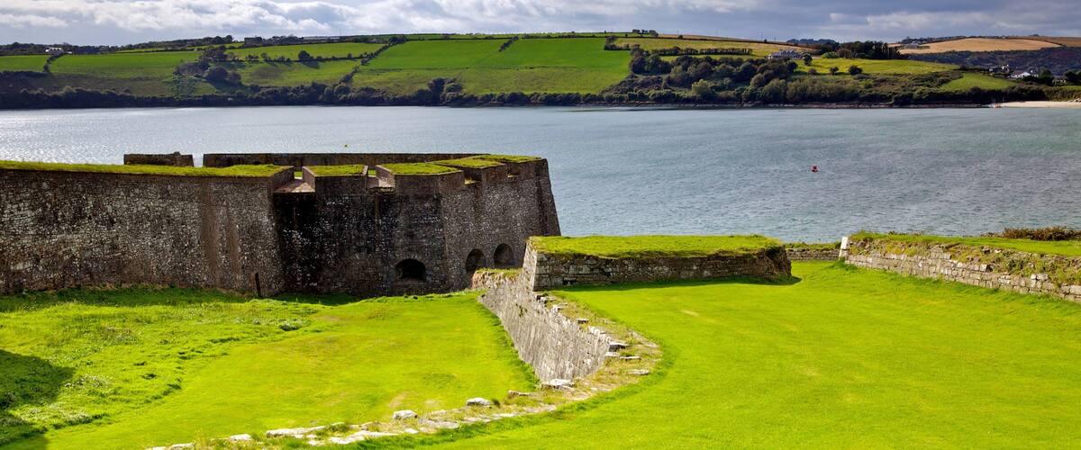 Fort Charles mettant en vedette vues littorales, chĂąteau ou palais et patrimoine architectural