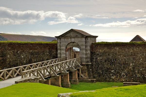Charles Fort ofreciendo escenas tranquilas, patrimonio de arquitectura y un puente