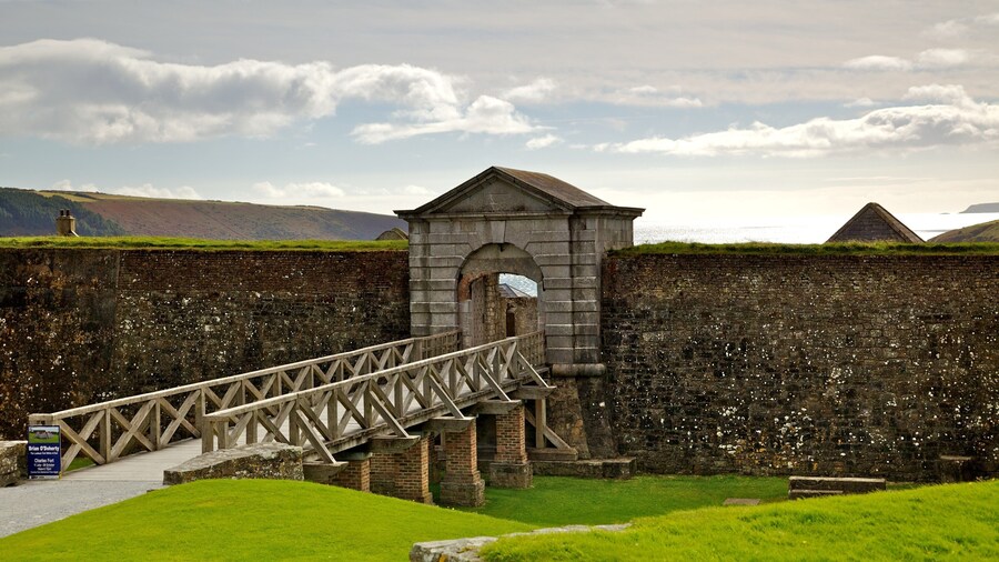 Charles Fort ofreciendo escenas tranquilas, patrimonio de arquitectura y un puente