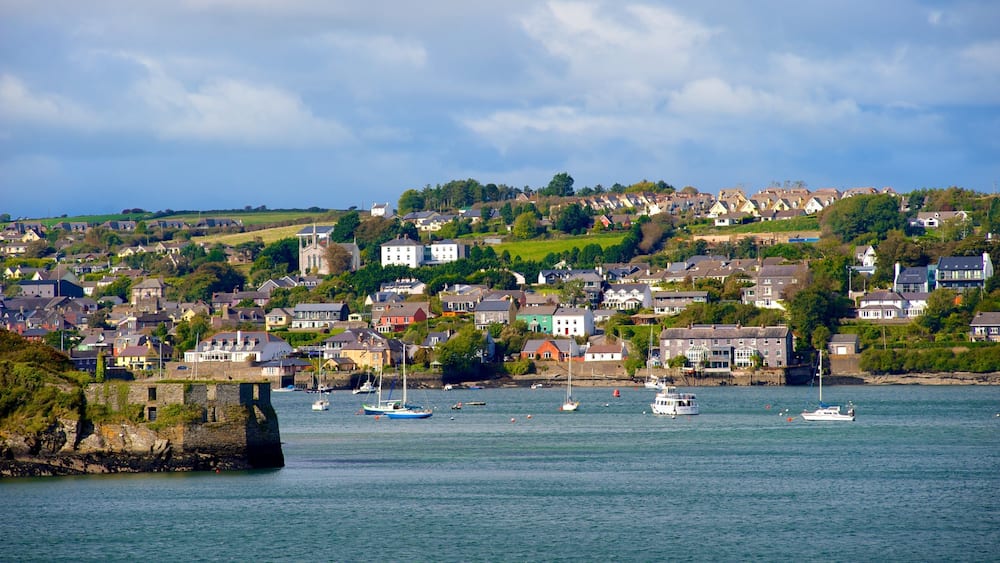 Charles Fort das einen allgemeine Küstenansicht, Bootfahren und Küstenort