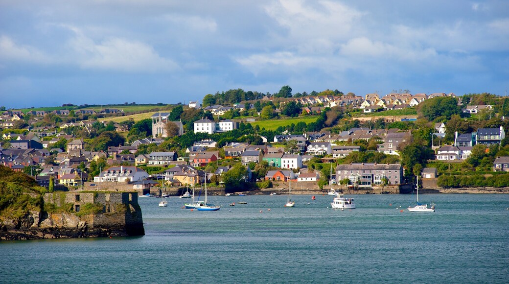 Charles Fort og byder på en kystby, en bugt eller havn og bådsejlads