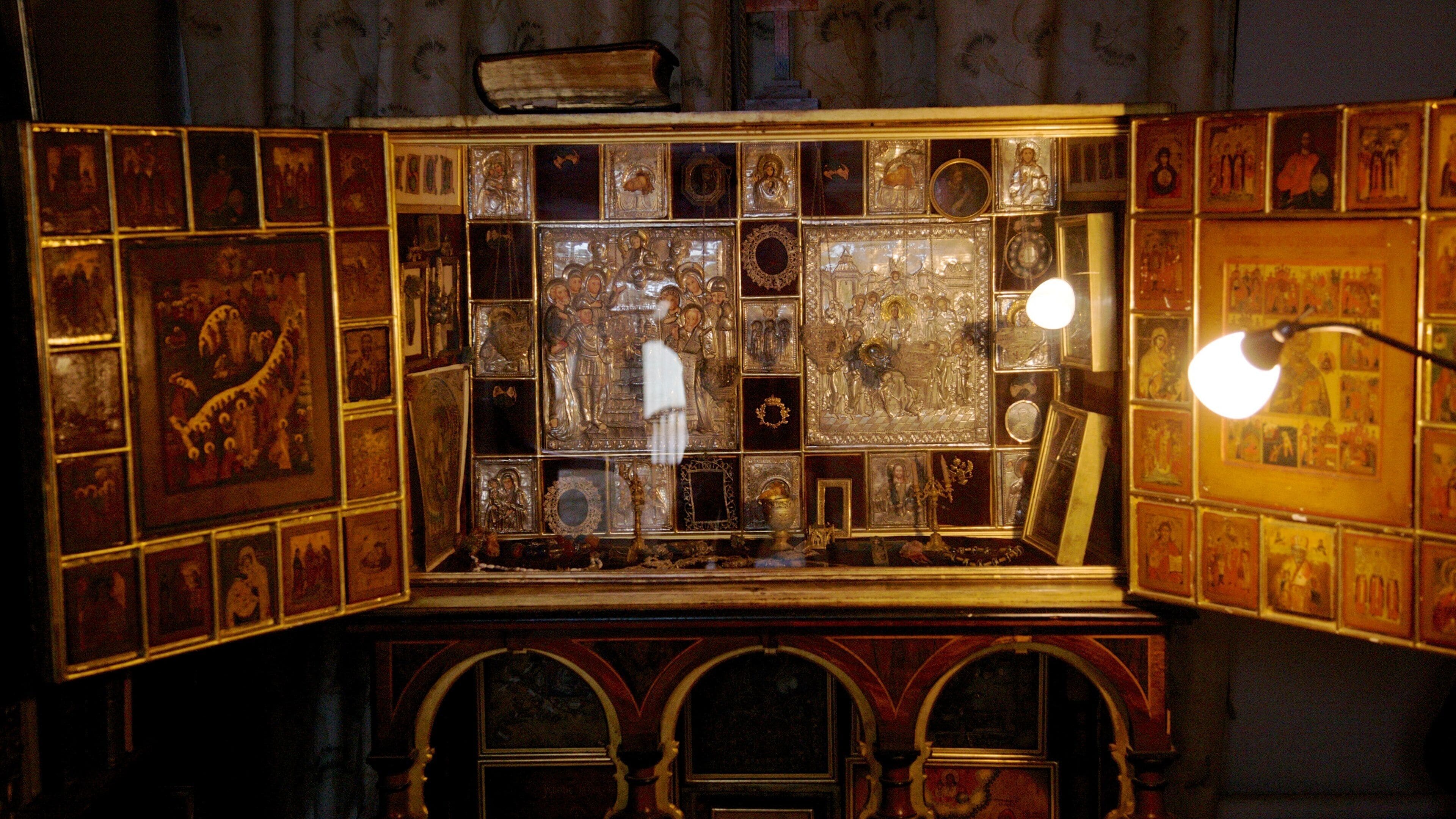 Bantry House and Garden showing interior views and a castle