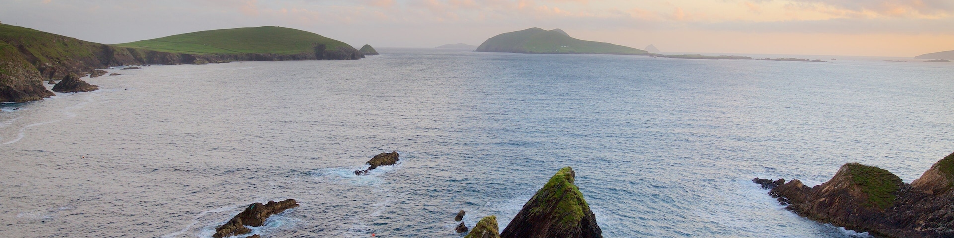 Slea Head que inclui litoral rochoso e paisagens litorâneas