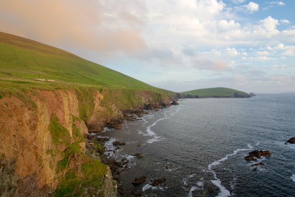 Eine Küstenlandschaft mit Klippen, einem Strand und einer entfernten Hügelkette.