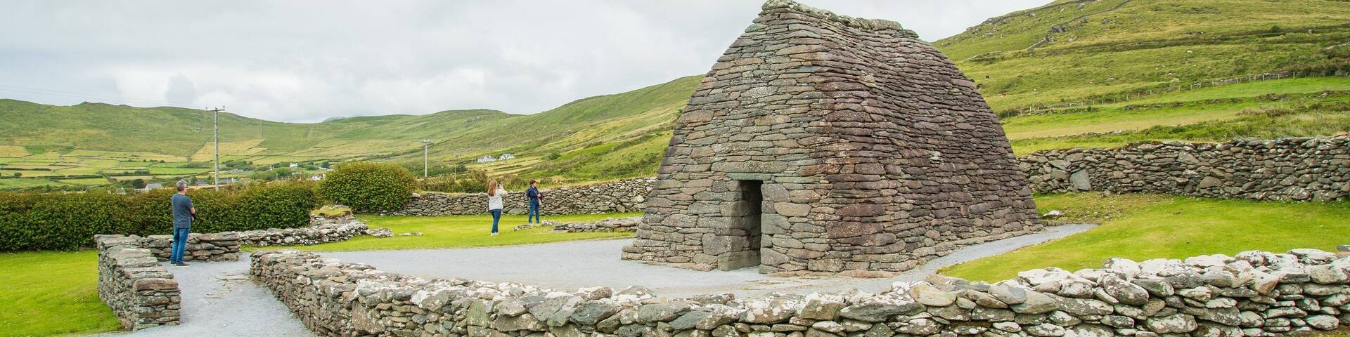 Gallarus Oratory which includes tranquil scenes and heritage elements