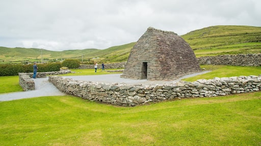 Gallarus Oratory which includes tranquil scenes and heritage elements