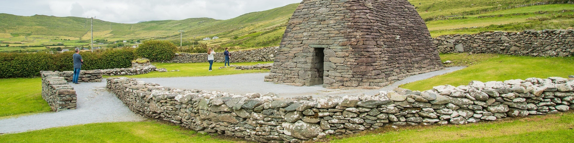 Gallarus Oratory which includes tranquil scenes and heritage elements