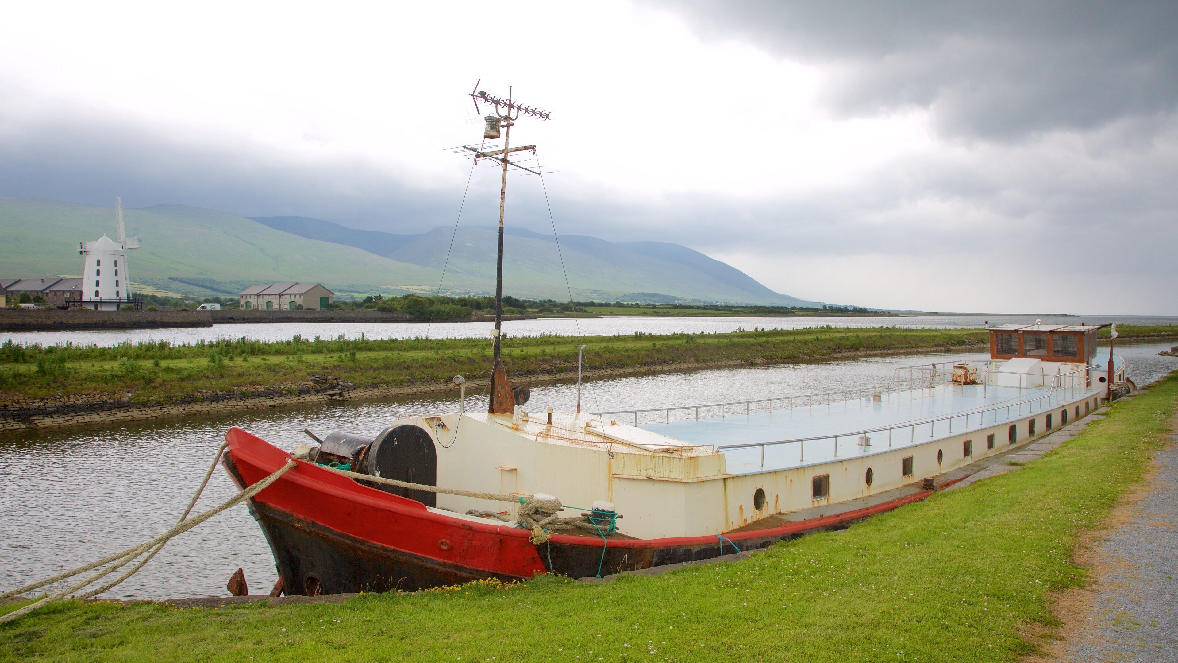 블레너빌 윈드밀 을 보여주는 강 또는 시내, 풍차 과 보트 타기