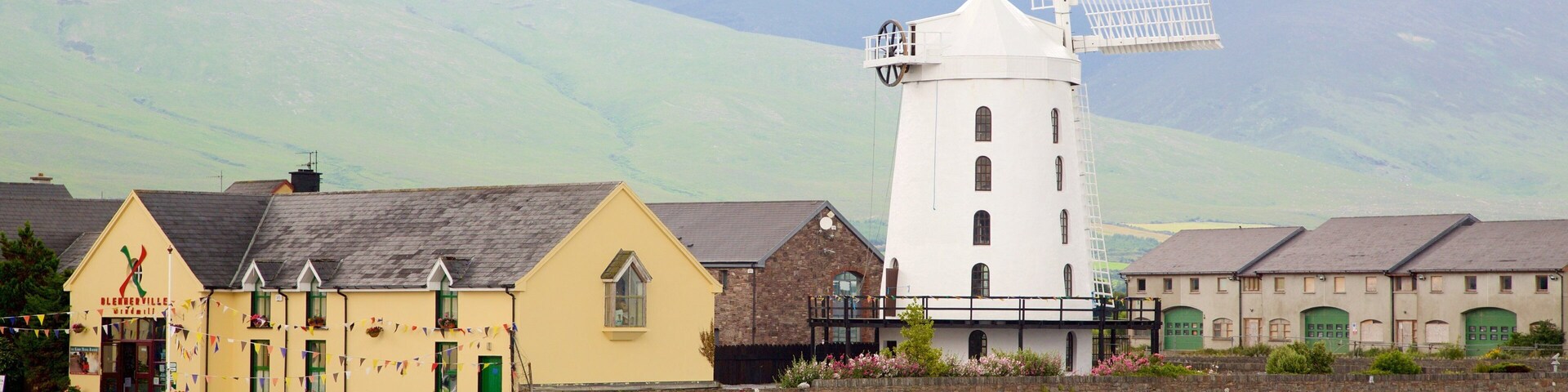 Blennerville Windmill que incluye un río o arroyo y un molino de viento