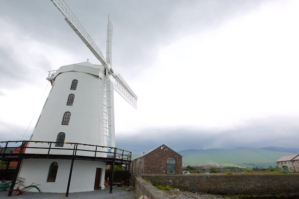 Blennerville Windmill som omfatter historiske bygningsværker, en vindmølle og kulturarvsgenstande