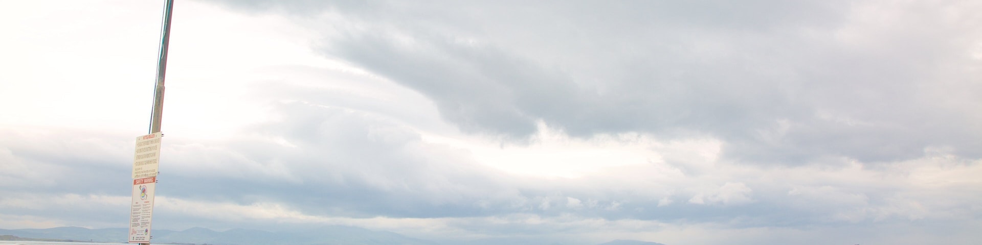 Playa de Banna mostrando una playa y vista general a la costa y también un pequeño grupo de personas