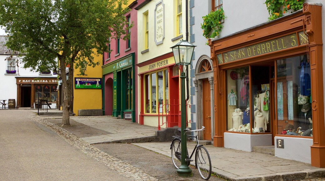 Bunratty Castle and Folk Park que incluye escenas urbanas, elementos del patrimonio y señalización