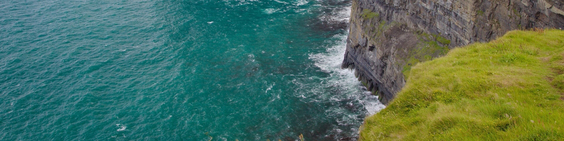 Cliffs of Moher mit einem allgemeine Küstenansicht und Felsküste