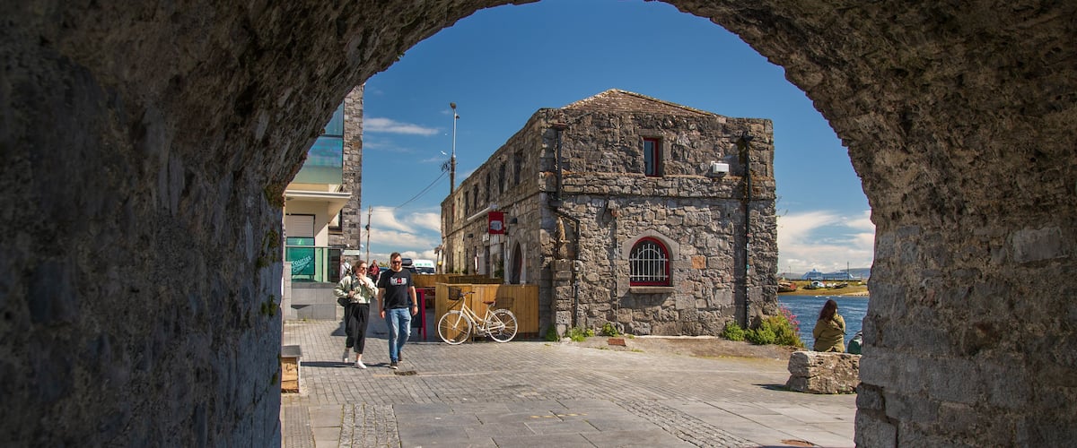 Spanish Arch featuring street scenes and heritage elements as well as a couple