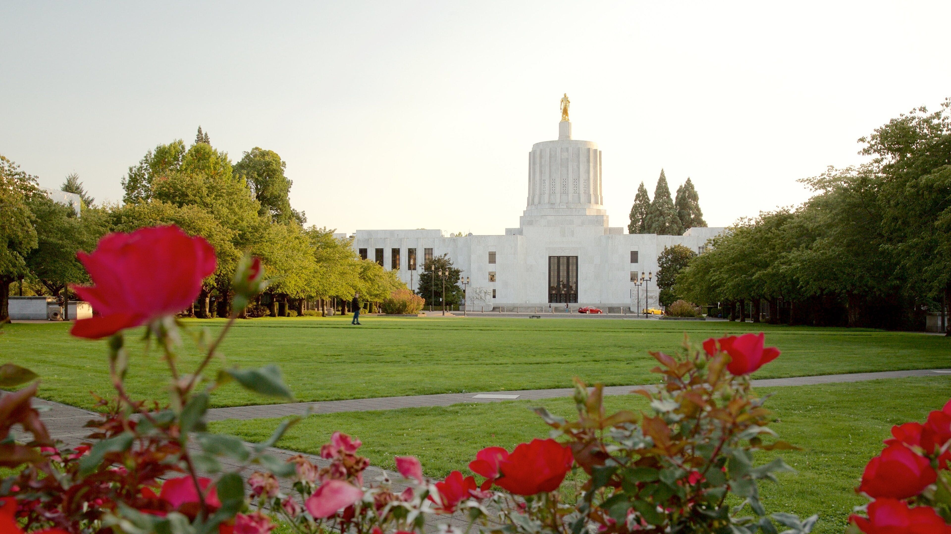 Oregon State Capitol showing a park