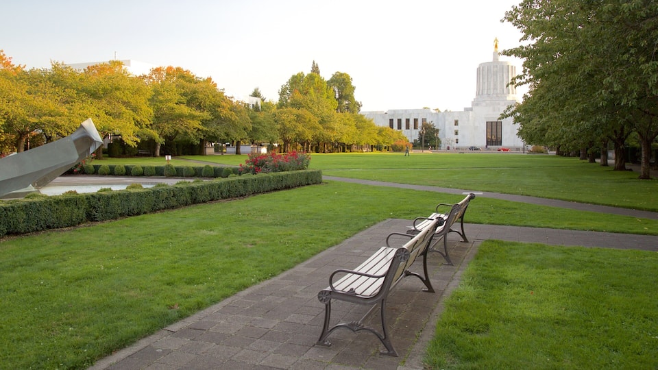 Oregon State Capitol showing a park