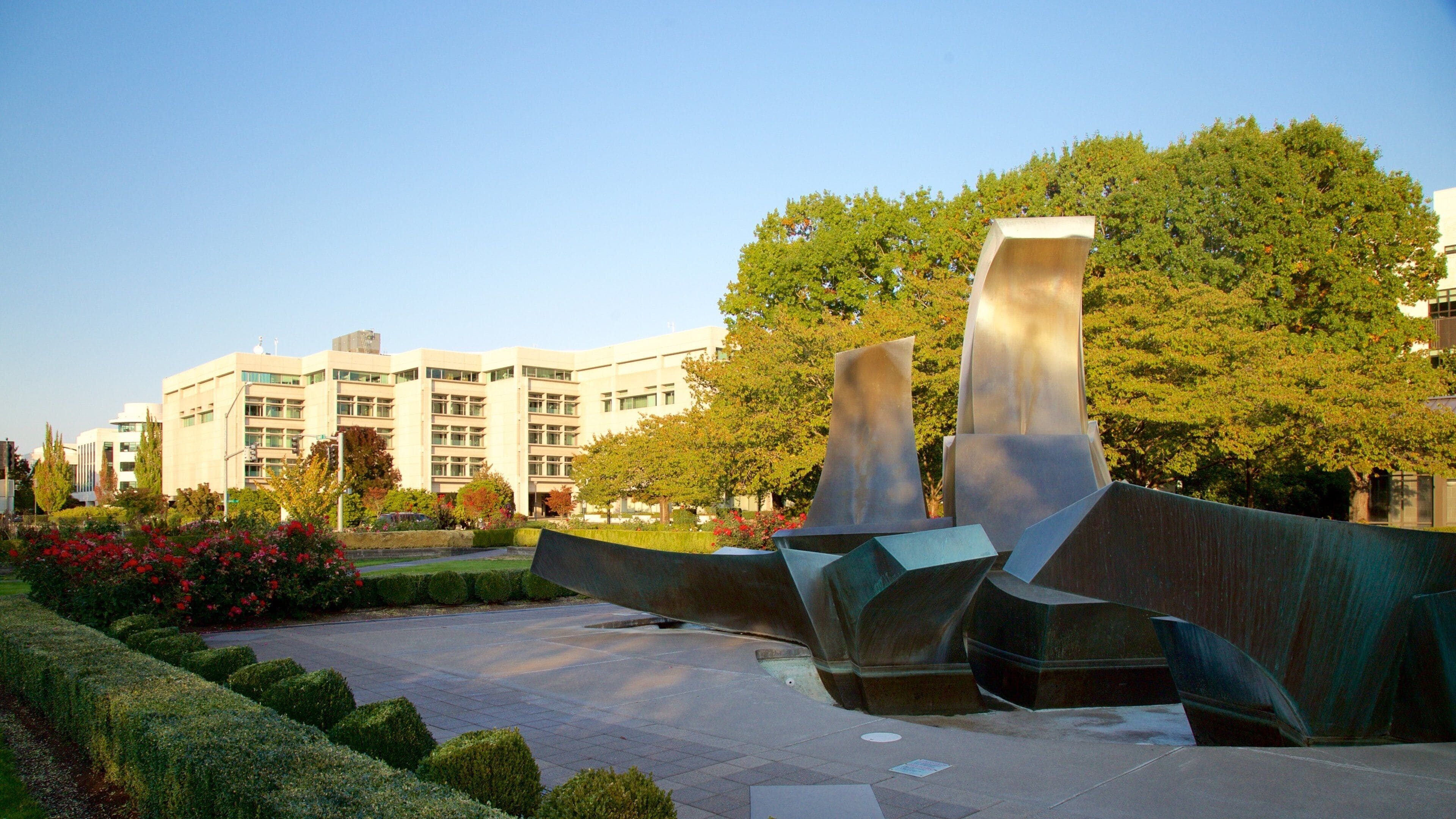 Oregon State Capitol som viser utendørs kunst og park