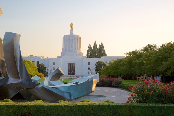 Oregon State Capitol showing outdoor art